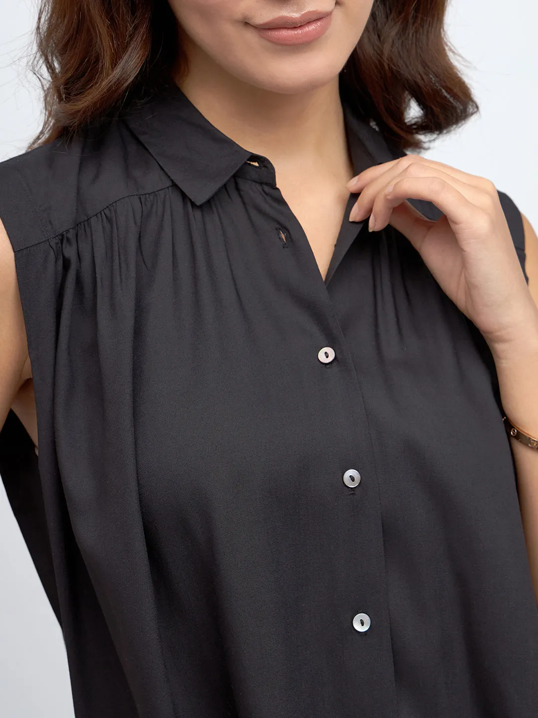 DL Woman Shirt Collar Regular Fit Solid Black Sleeveless Shirt