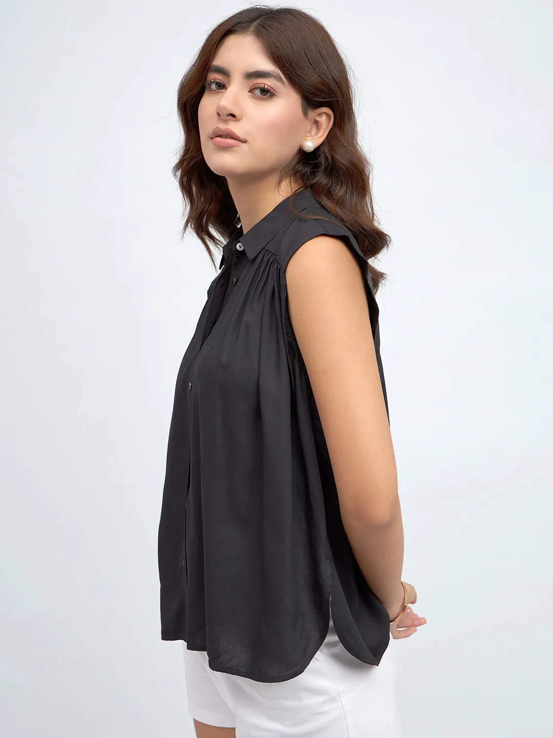 DL Woman Shirt Collar Regular Fit Solid Black Sleeveless Shirt