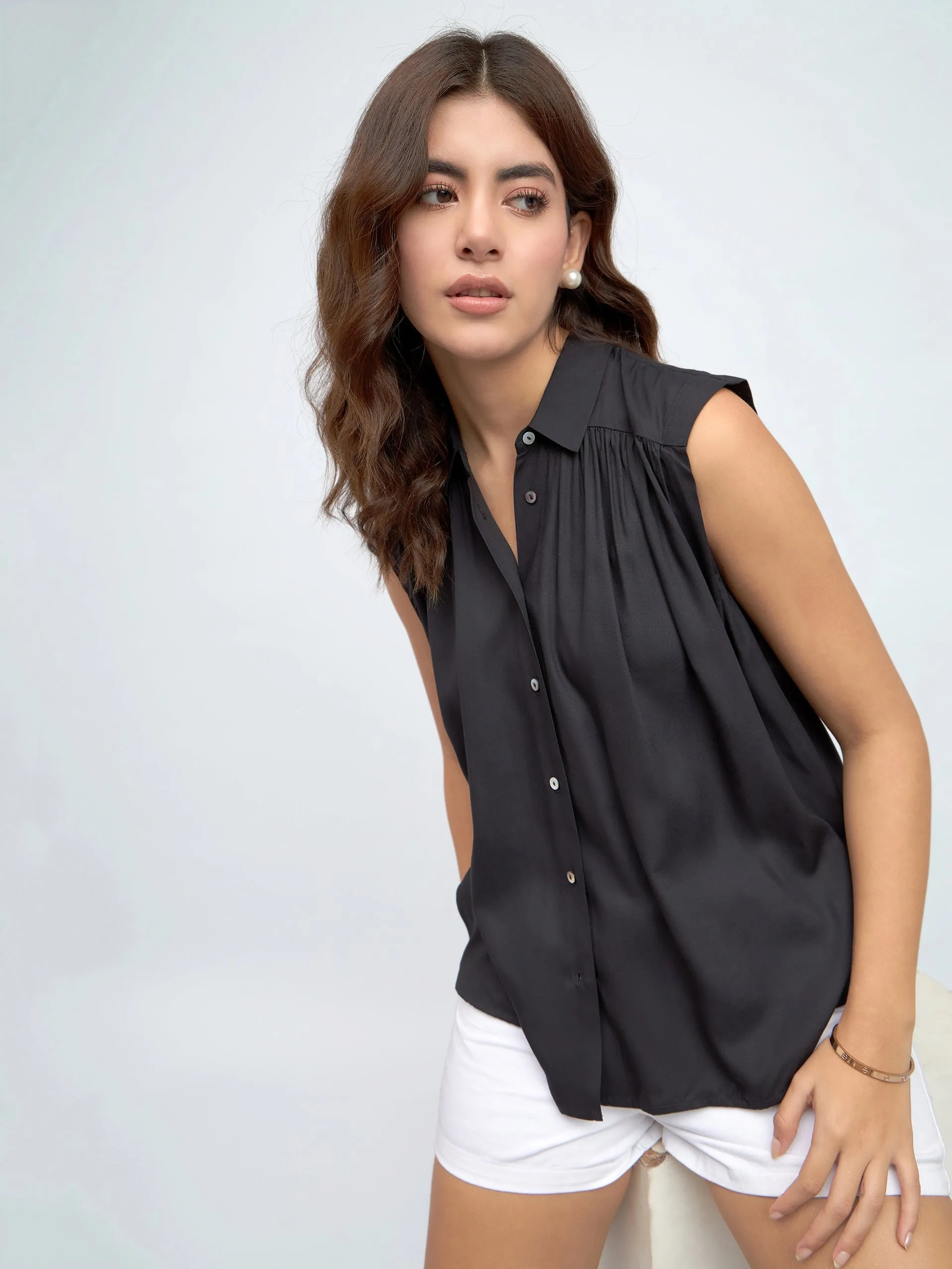 DL Woman Shirt Collar Regular Fit Solid Black Sleeveless Shirt