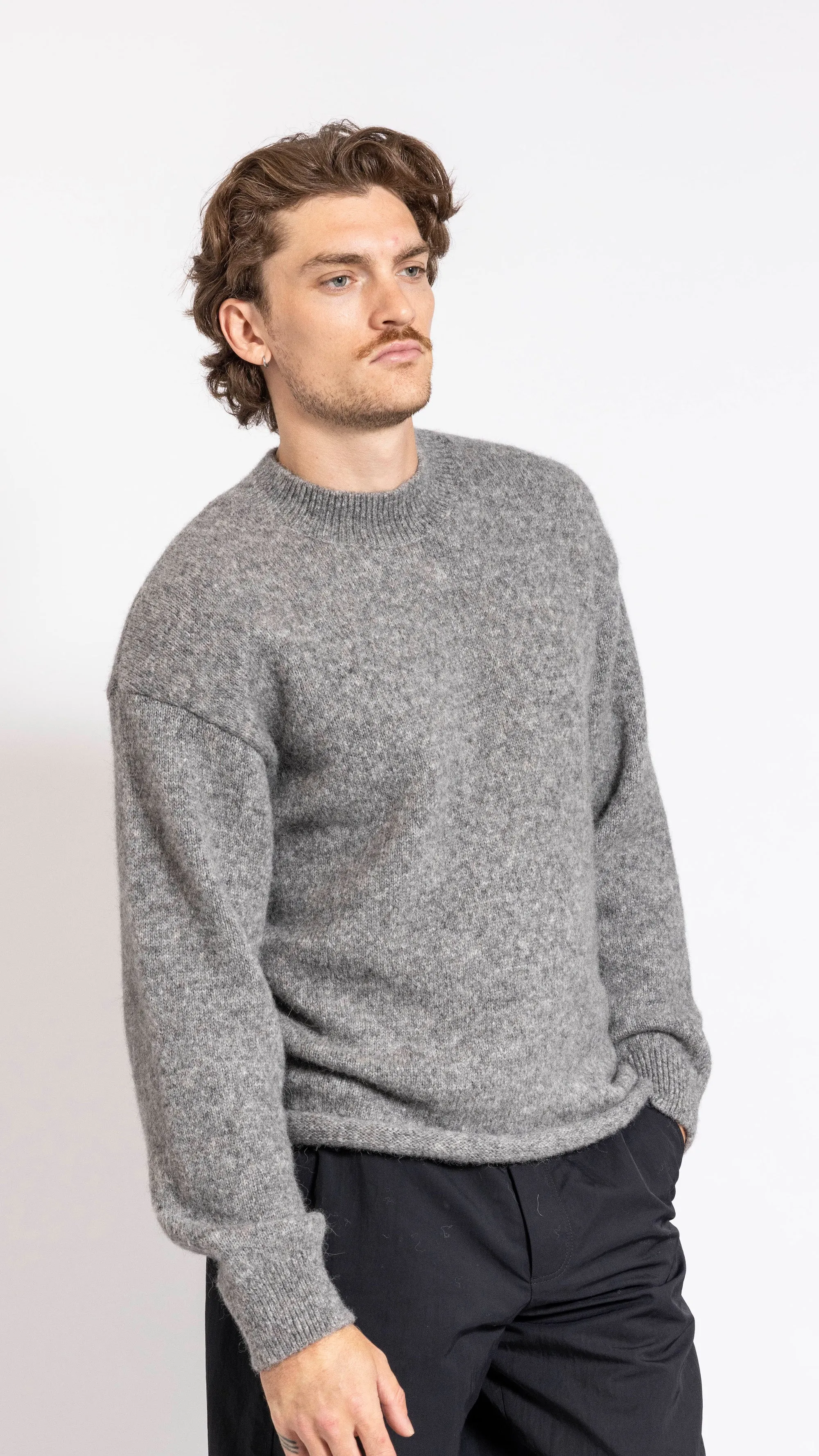 JACQUEMUS GRAY "LE PULL JACQUEMUS" SWEATER